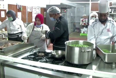 مصر.. متطوعون يقدمون وجبات مجانية للأطقم الطبية في مستشفيات العزل بالقاهرة